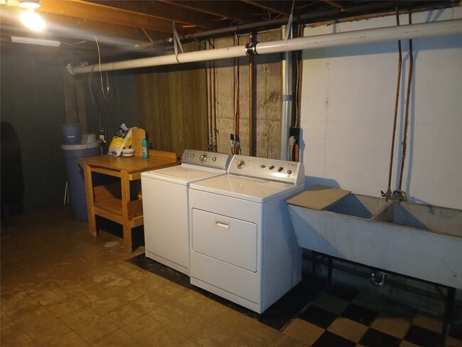 Building Photo - 5 Meadow Brook Ln