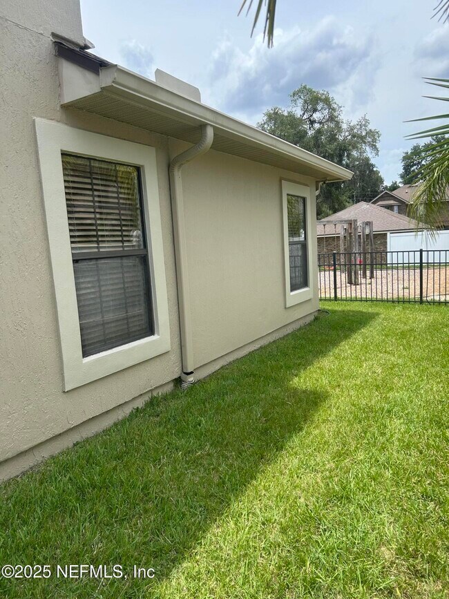 Building Photo - 1613 Fairway Ridge Dr