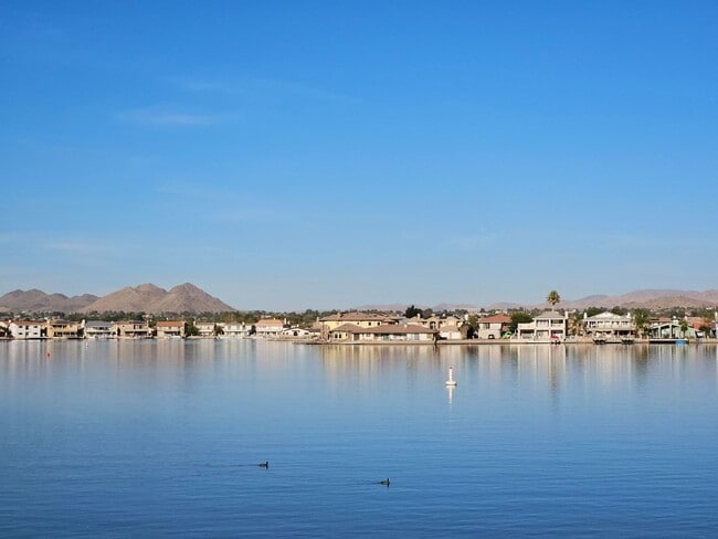 Building Photo - Beautiful condo ready for the holidays!
