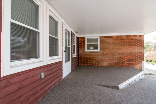 Building Photo - 1427 Woodland Dr