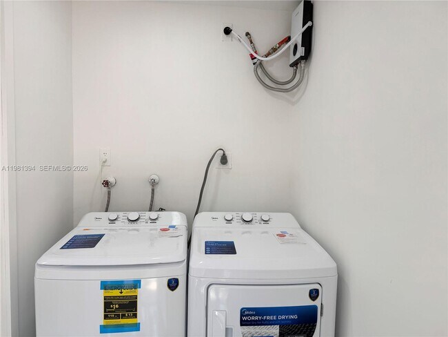 Building Photo - 890 SW 28th St