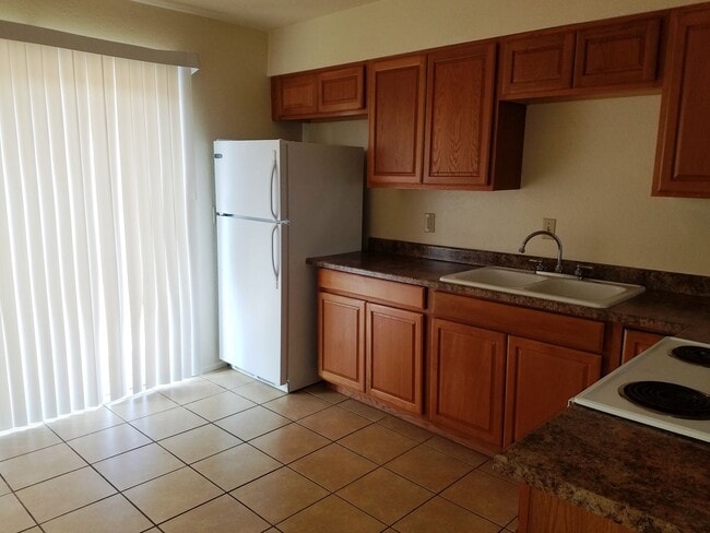 Building Photo - Walnut Ave - Triplex