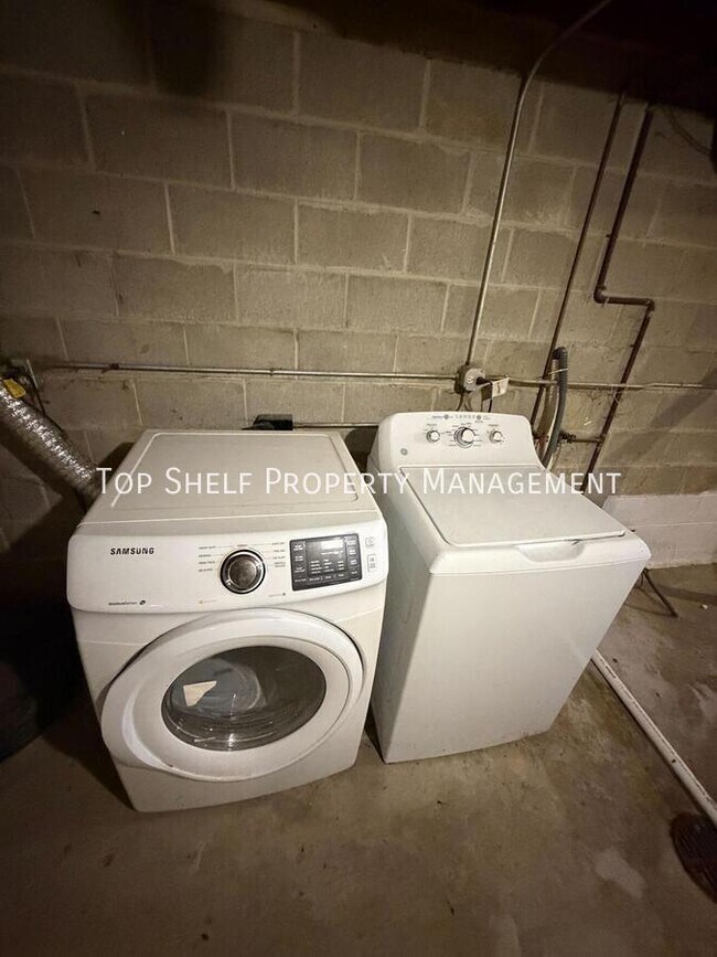 Building Photo - 1627 E Glenwood Dr