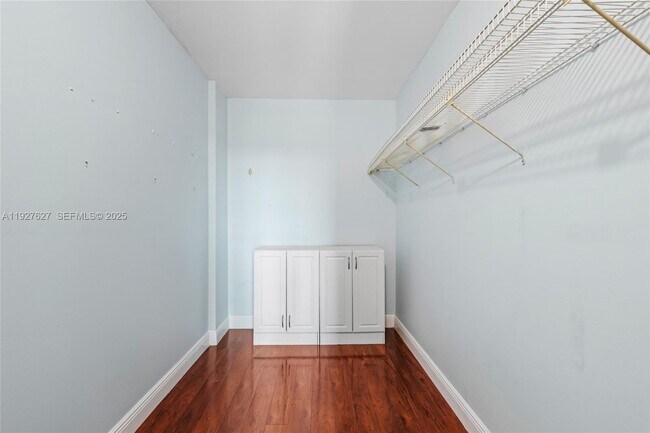 Building Photo - 116 Royal Pk Dr