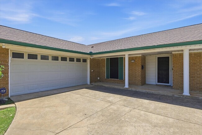 Building Photo - 2132 Bordeaux Dr