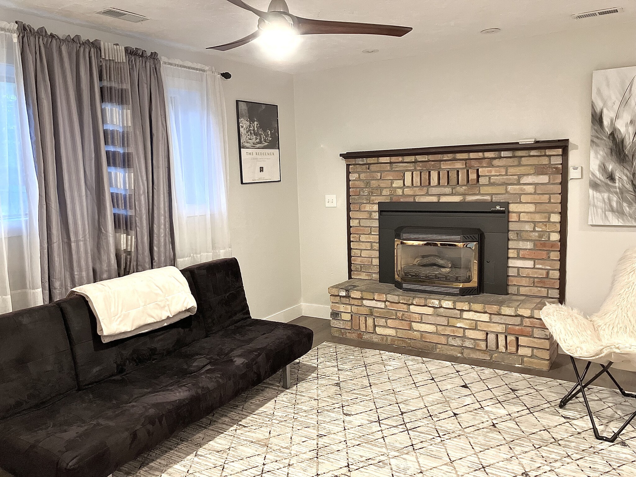 Building Photo - 301 S Millhollow Rd