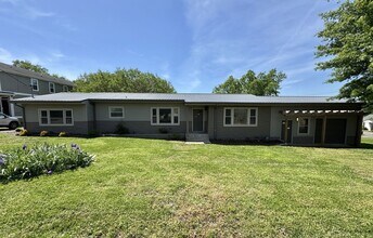 Building Photo - Remodeled Single Level 3 Bed, 2 Bath Home w/ 1 Car Garage