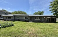 Building Photo - Remodeled Single Level 3 Bed, 2 Bath Home w/ 1 Car Garage