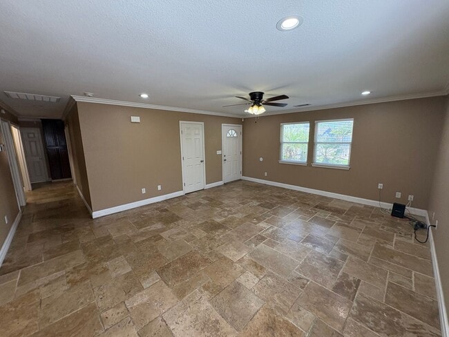 Building Photo - 744 W Buena Vista Ave
