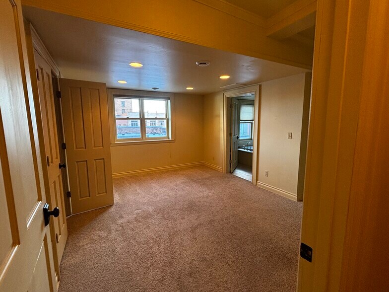 Building Photo - 27 N Main St