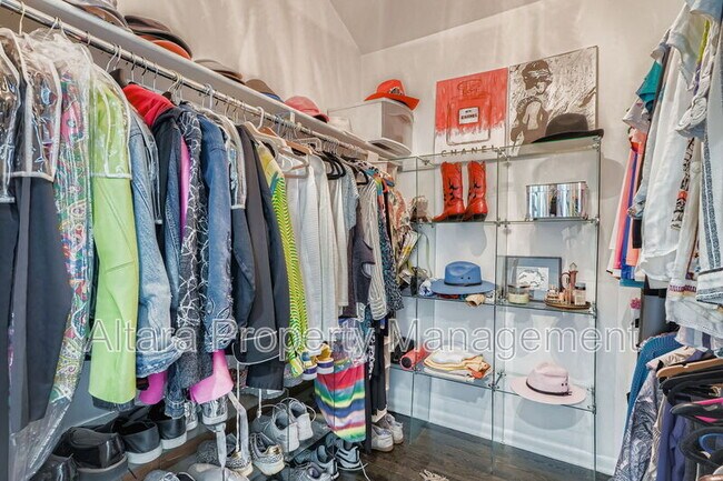 Building Photo - 287 S Holly St