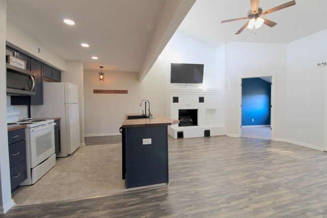 Building Photo - Top floor completely remodeled condo with ...