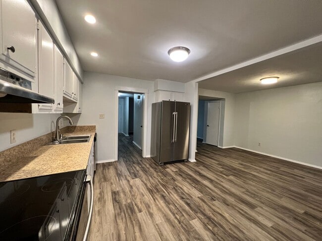Building Photo - Three-bedroom, two-and-a-half bathrooms in...