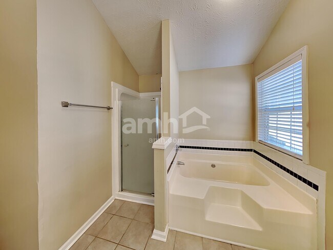 Building Photo - 7102 Independence Dr