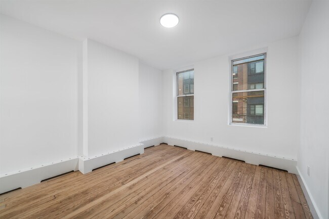 Building Photo - 500 Monroe St