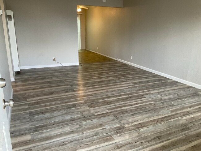 Building Photo - 1108 W 5th St