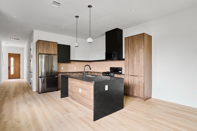 Building Photo - 412 Hackberry Ln