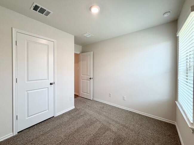Building Photo - 1116 Riverbrook Ln