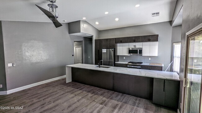 Building Photo - 39625 S Old Arena Dr