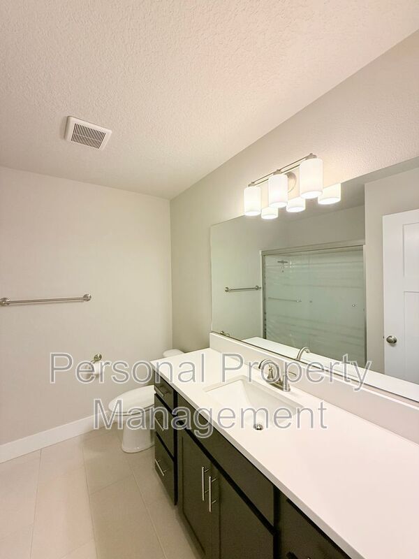 Building Photo - 1530 NW 29th Pl
