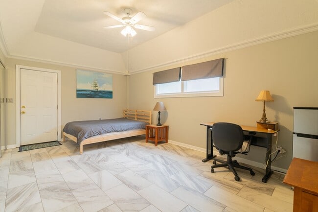 Building Photo - Furnished Midtown 4 Bedroom/2 Bath Home, C...