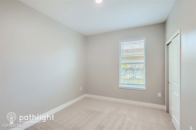 Building Photo - 4 br, 2 bath House - 2106 Diamond Drive UNIT