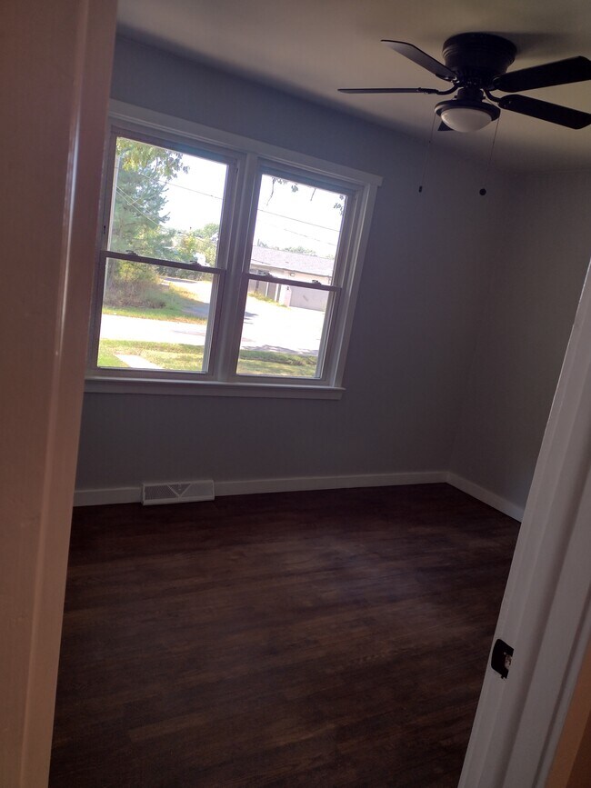 Building Photo - 2525 Deerfield Dr
