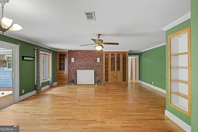 Building Photo - 269 W Hermitage Rd NE