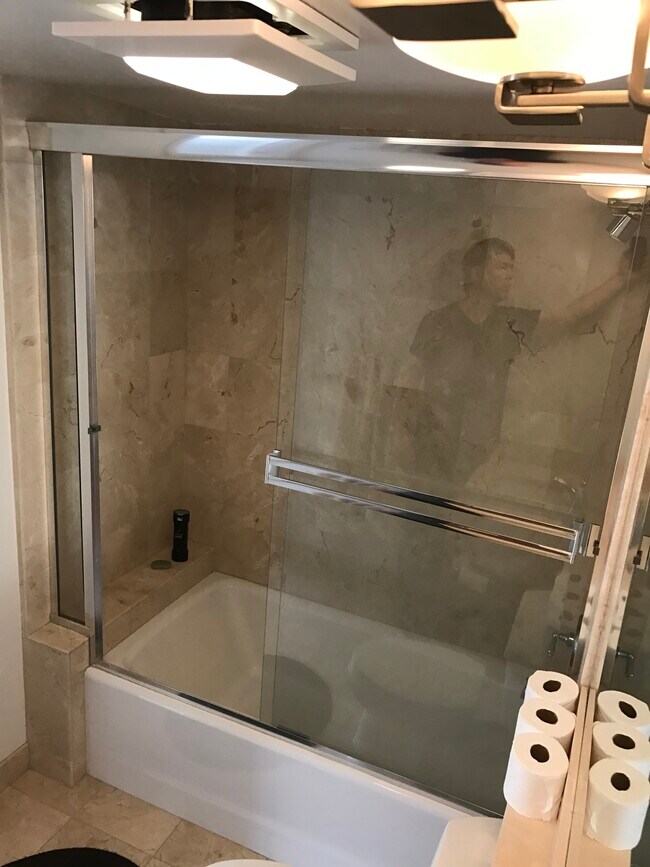 Building Photo - 1951 N Beachwood Dr