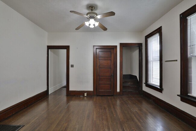 Building Photo - 3 Bedroom , 2 Bath Newly Renovated Townhouse - Right off of High St - FREE Washer / Dryer and Off...