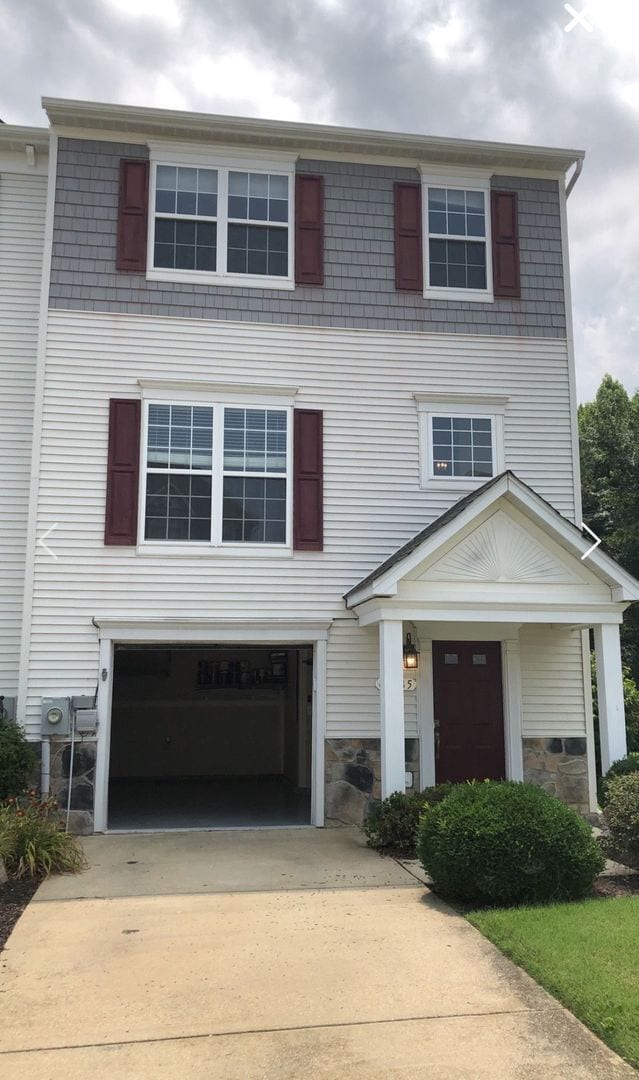 Building Photo - Nice end unit townhouse in waterfront comm...