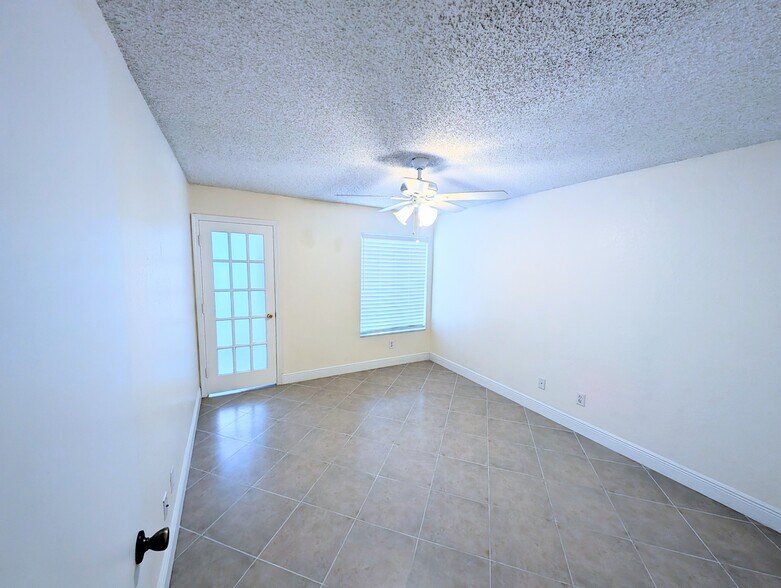 Building Photo - 437 Vista Isles Dr