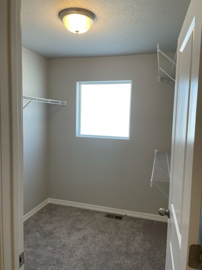 Building Photo - LIKE NEW 3BD TOWNHOME w/2.5 CAR GARAGE and A/C in NE COL SPGS - Deposit Waiver Available