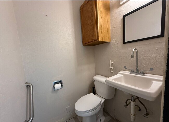 Building Photo - Blue Mound 1 bed, 1 bath