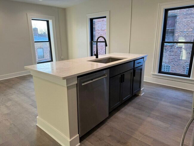 Building Photo - 106 E Erie St