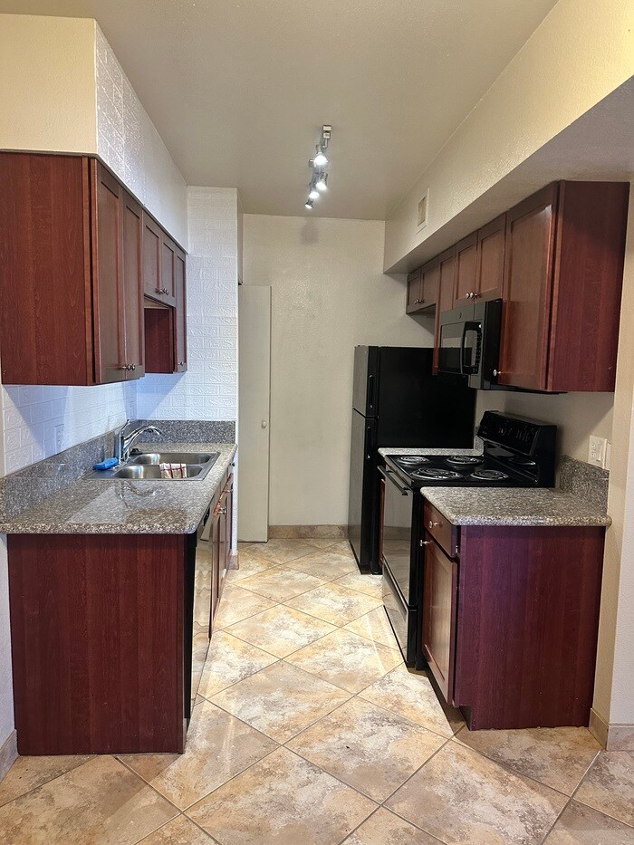 Building Photo - 3357 N Country Club Rd