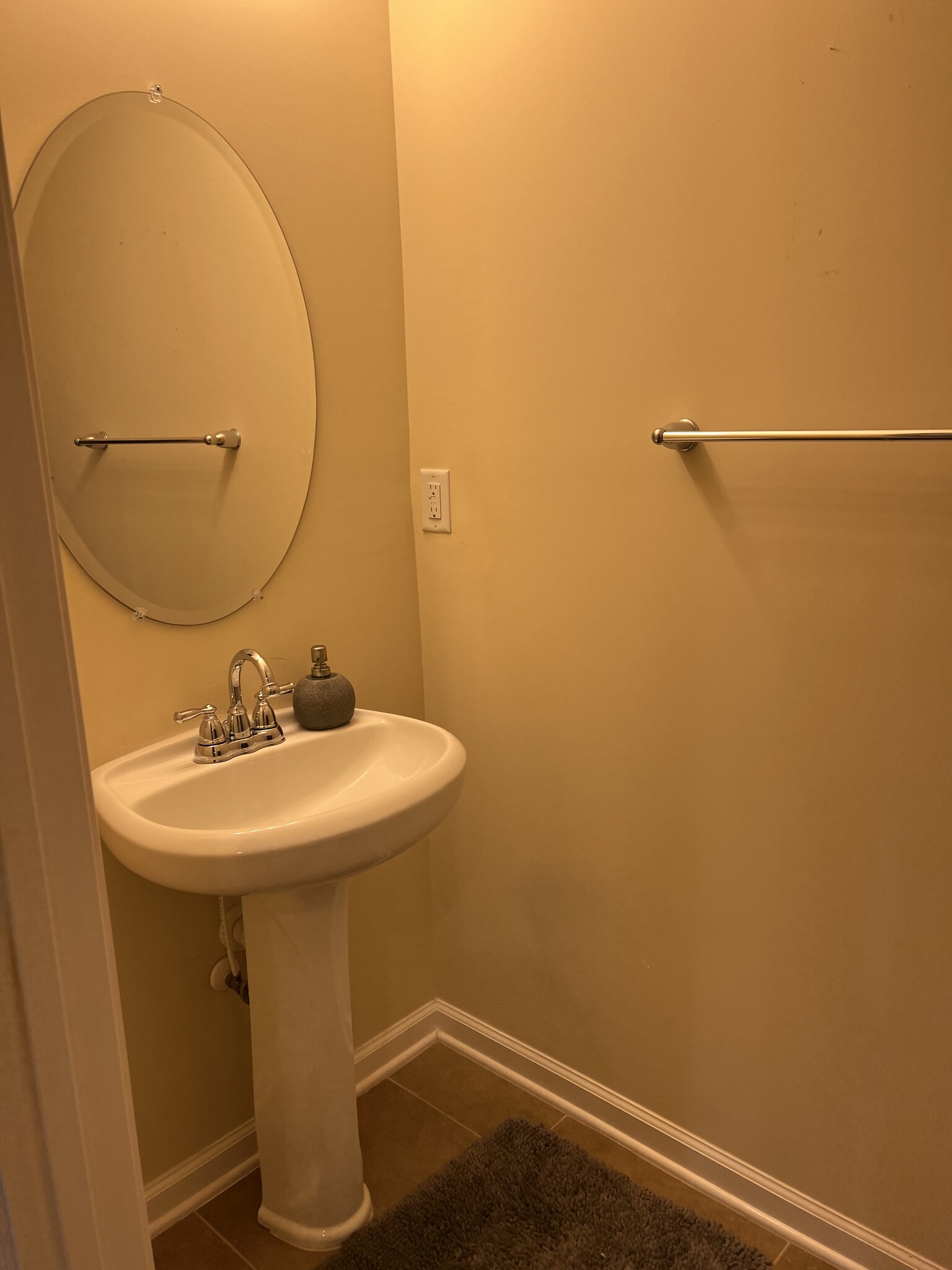 Half bath - 486 Walnut Dr