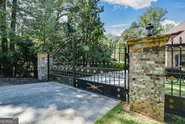 Building Photo - 2210 Spalding Dr