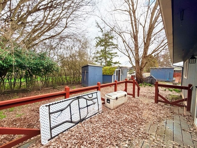 Building Photo - Renovated 2BR with Large Backyard, Storage, Washer & Dryer & Parking