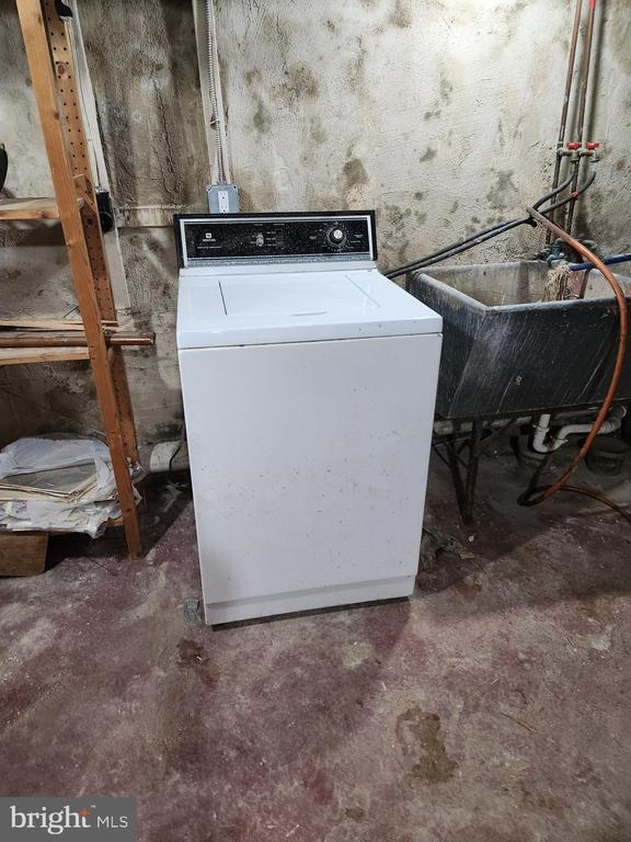 Building Photo - 810 Rundale Ave