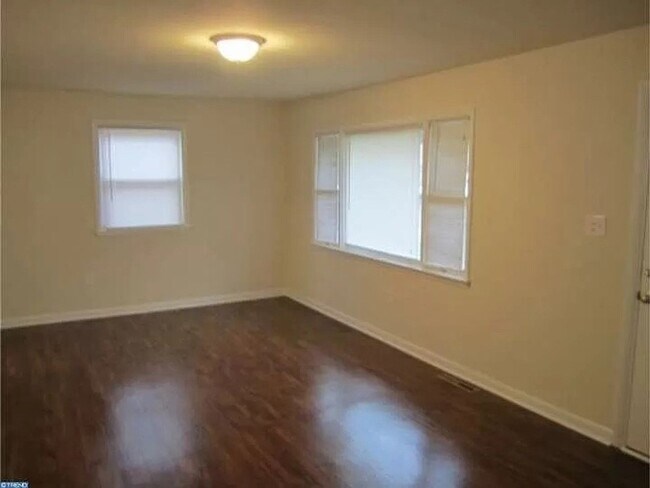 Building Photo - 3 Bed Home for Rent