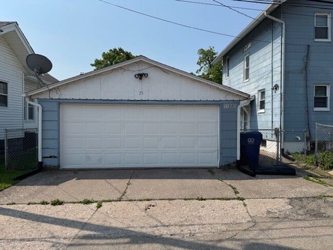 Building Photo - 3 Bedroom House