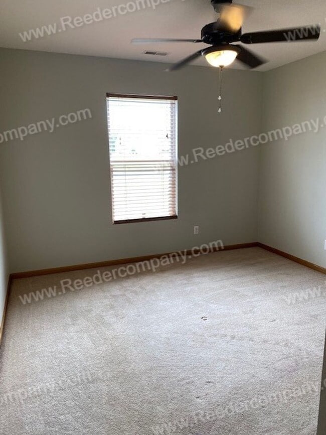 Building Photo - Single level open concept duplex features ...