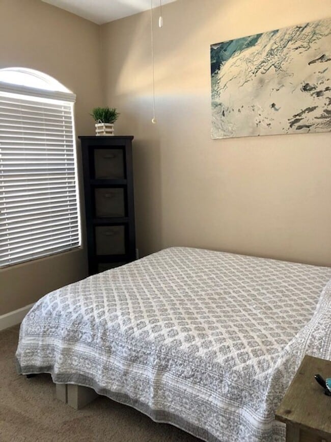Building Photo - Great Gated Community Near Strip !!!!