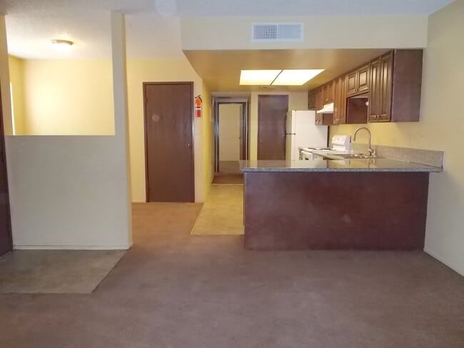 Building Photo - 2 Bedroom 1 Bath Upstairs Unit - Move in Ready