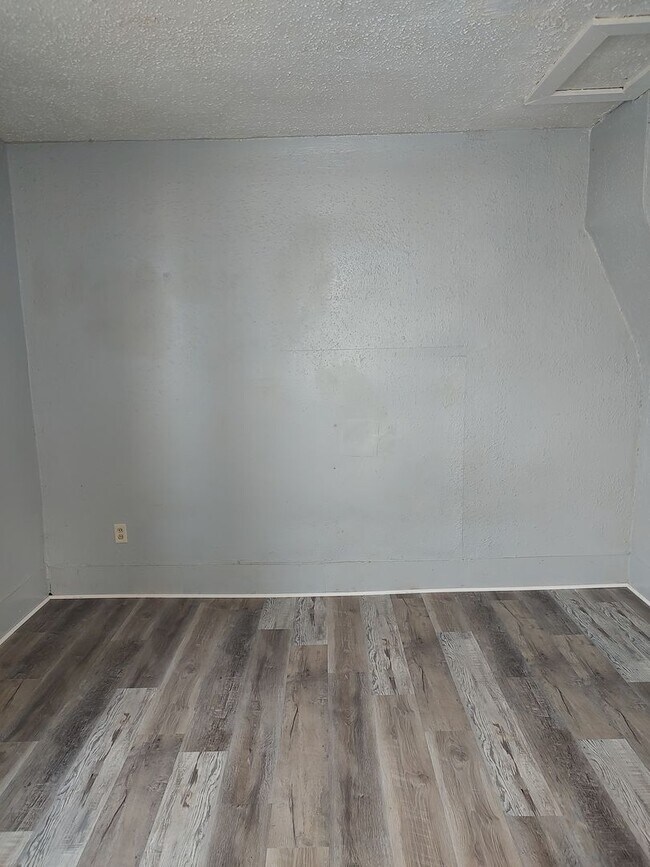 Building Photo - Available May 1 | Renovated 2BR Home | W/D Hookups | Pets Welcome | $850/mo | Pittsburg KS
