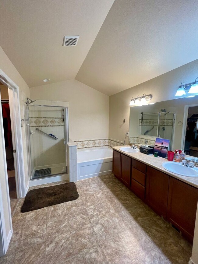 Building Photo - Modern Townhome