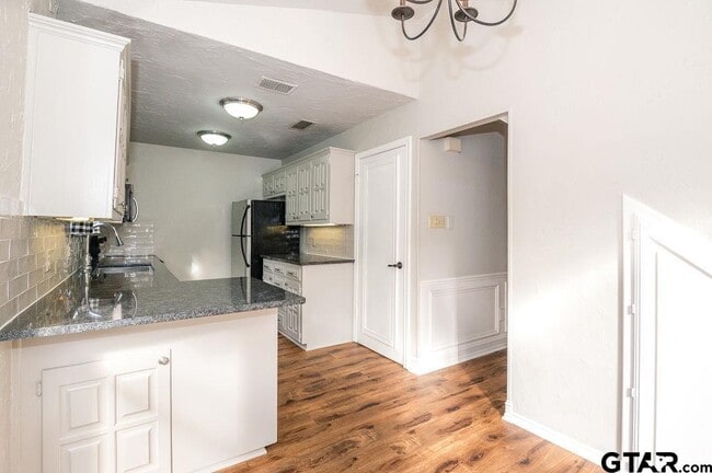 Building Photo - 5827 Hollytree Dr