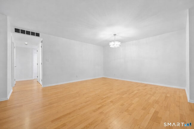 Building Photo - 140 Field Point Rd