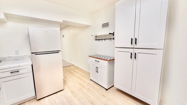 Building Photo - Beautiful Remodeled Upstairs Unit in Heart of Fallbrook with Laundry in Unit and Private Off-Stre...
